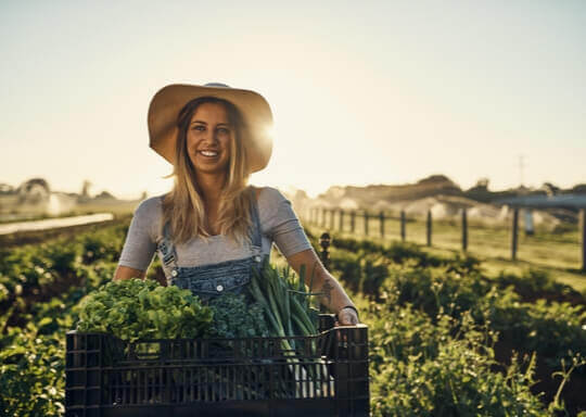 une femme qui tient des légumes dans un panier